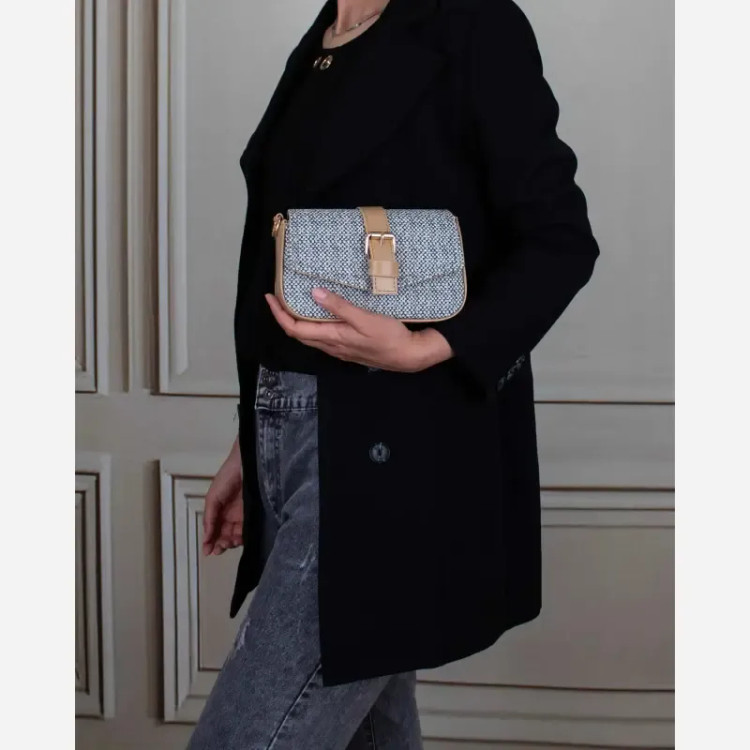 کیف پاسپورتی زنانه جنس کنفی ابعاد 21 در 12 سانتیمتر بند بلند کاربرد روزمره و مجلسی