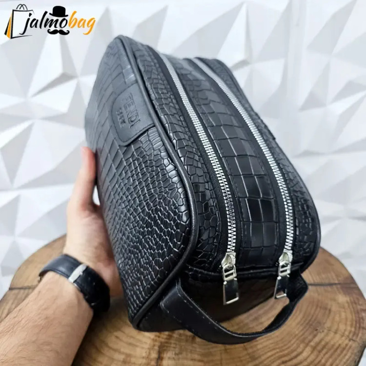 کیف دستی مردانه اسپرت طرحدار چرم صنعتی دو خانه بند دستی