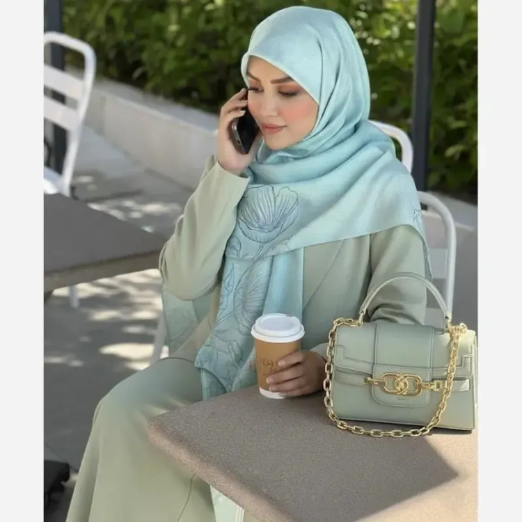 روسری نخی کاستوم طرح ندا قواره بزرگ 140 سانتیمتر چرخ دوز لیز نیست