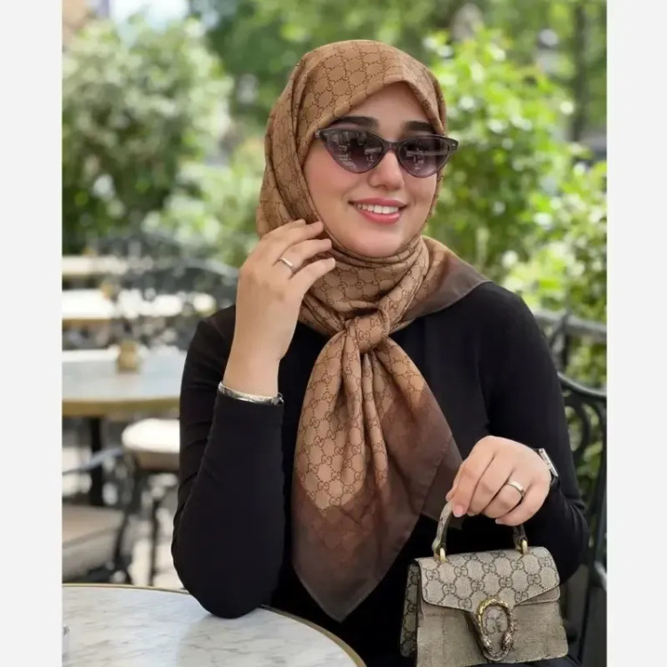 روسری نخ کاستوم طرح گوچی حاشیه قهوه ای زمینه نسکافه ای سایز بزرگ
