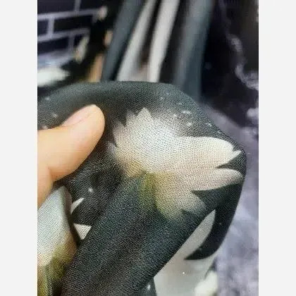 روسری نخ کاستوم طرح نیلوفر طیفی طوسی مشکی قواره بزرگ 140 سانتیمتر